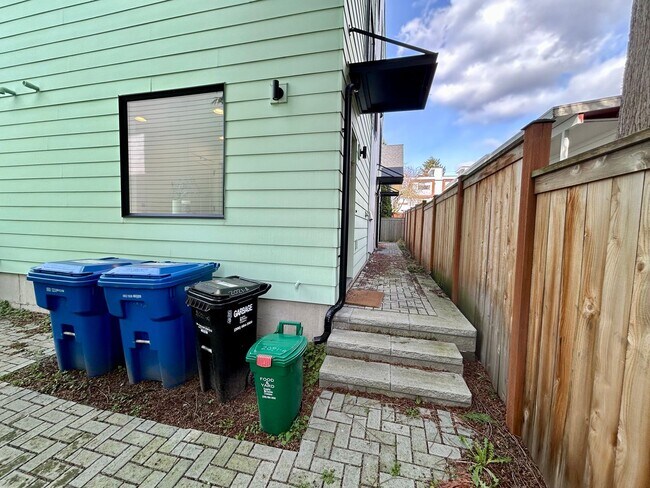 Building Photo - Spacious Ballard Townhome- 2 Bedrooms with Parking