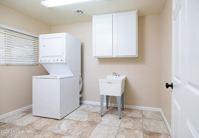 Building Photo - 10229 W Desert Hills Dr