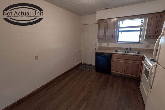 Building Photo - 420 NE Park Ln