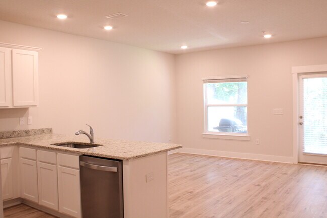 Building Photo - Beautiful New Townhome / Pet Friendly / Wi...