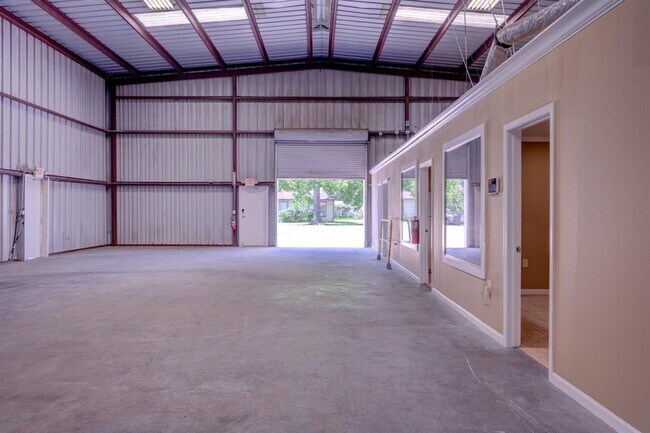 Building Photo - 914 Oak Glen Dr