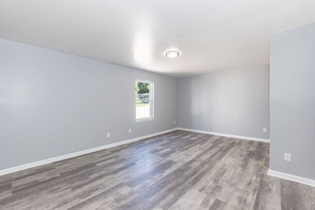 Building Photo - Four Bedroom Home!