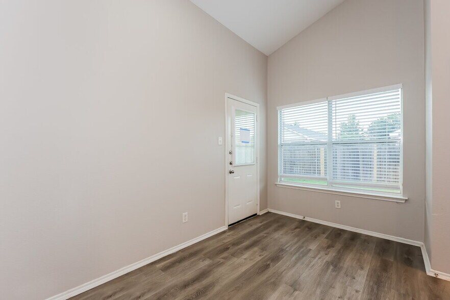 Building Photo - 1108 Boxwood Dr