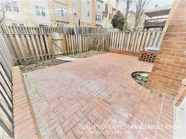 Building Photo - COMPLETLEY UPDATE!!   LARGE 4 BEDROOM 3.5 ...