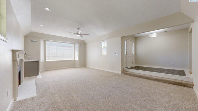 Building Photo - 2 bed, 2 bath townhome in Meadow Springs