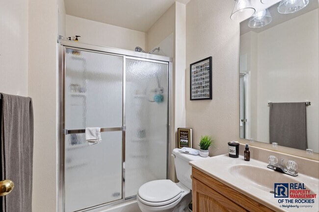 Building Photo - Beautiful Updated 5 Bed 3.5 Bath House in ...