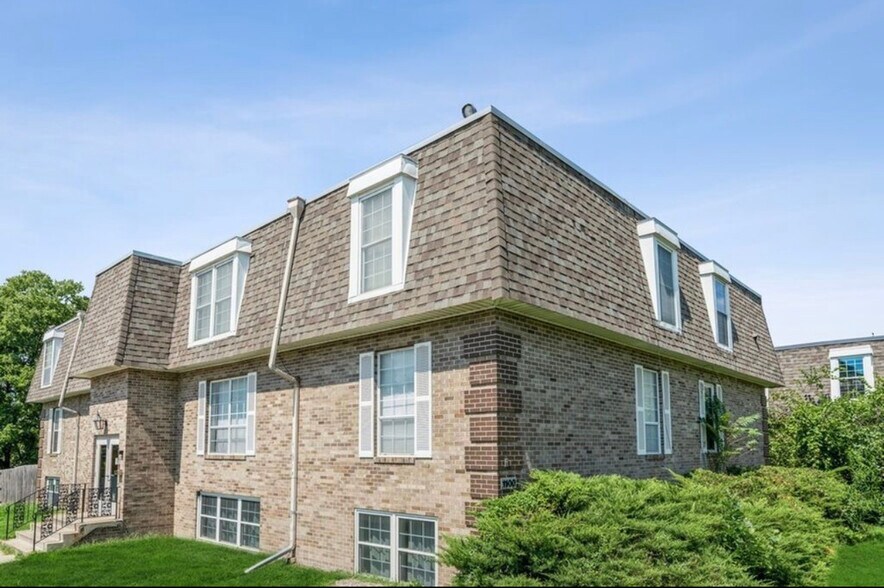 Building Photo - 1100 E 6th St