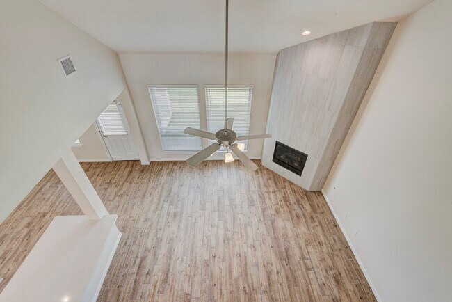 Building Photo - 173 Dina Ln