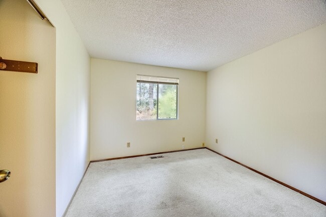 Building Photo - 4617 Basswood Ct SE