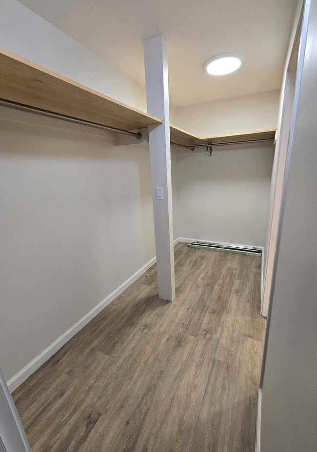 Building Photo - Renovated 2br, 2ba, 2pkg - Regency Park with Views!