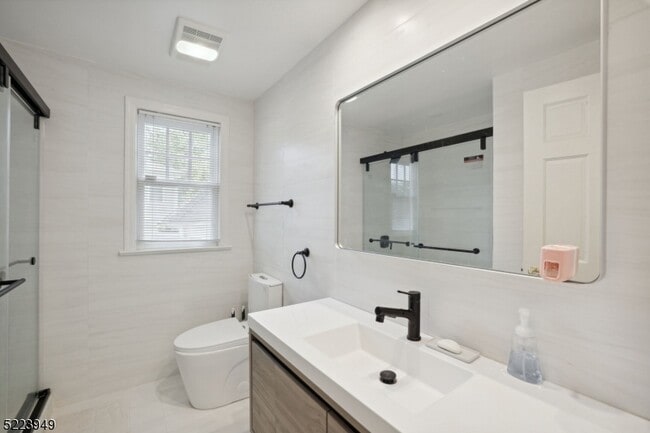 Building Photo - 24 Thackeray Dr