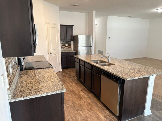Building Photo - Private Back Yard! - 3 Bedroom 2 Bathroom ...