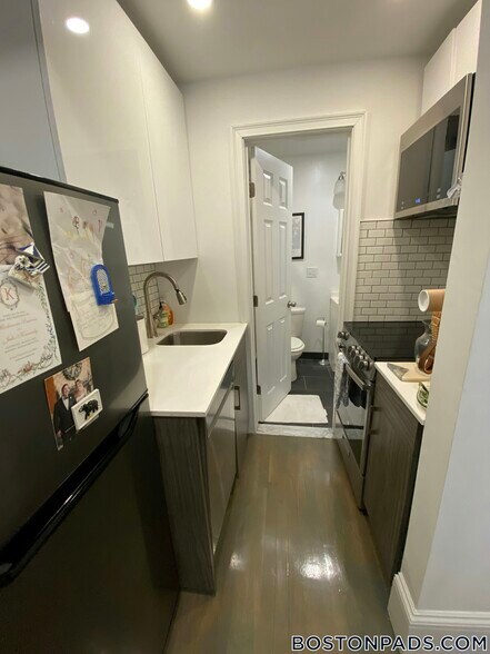 Building Photo - 270 Newbury St