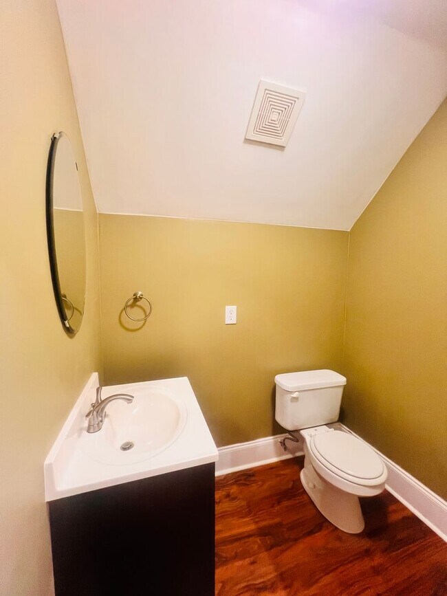 Building Photo - Tucked Away 3 Bedroom Gem on Private Road ...