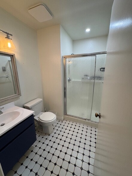 En suite bath to bedroom #2 - 350 Burchett St