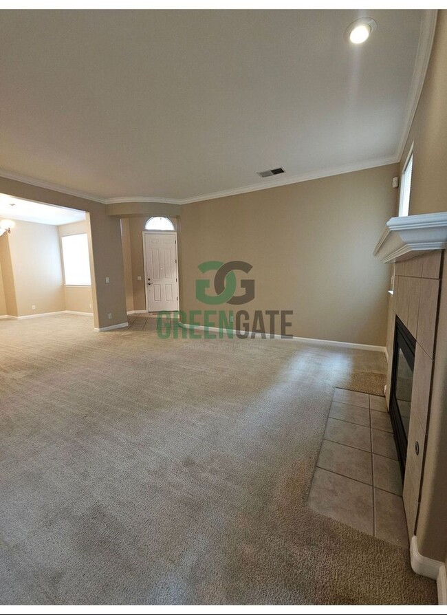 Building Photo - Spacious 4 Bedroom 3 Bath in Patterson! AV...