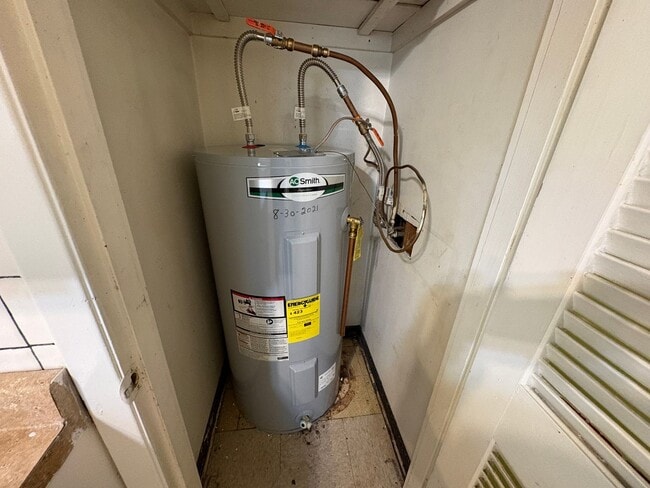 Building Photo - For Rent: 4-Bedroom Home in Lakeland