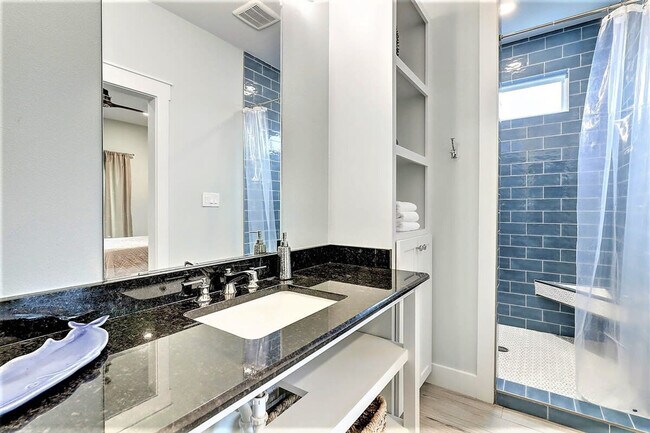 Building Photo - 224 E Oaks Ave