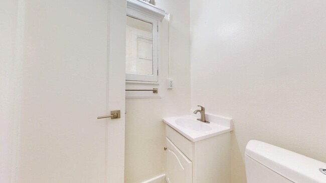 Building Photo - 1060 Bush St