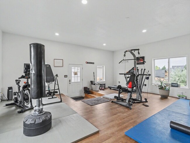 Building Photo - Spacious Furnished Home with Mountain Views and Room to Enjoy