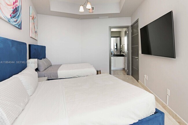 Building Photo - 15901 Collins Ave