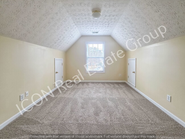 Building Photo - 4/2.5 home in a swim/tennis community