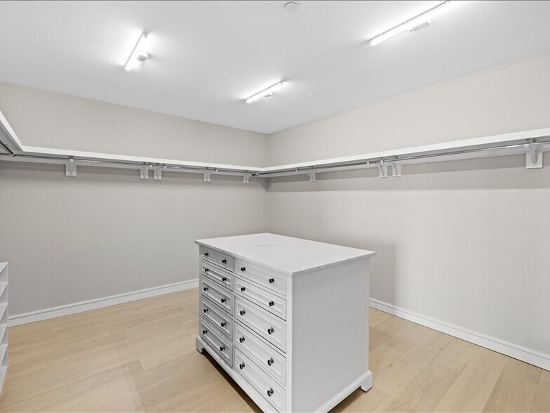 Building Photo - 110 Broad St