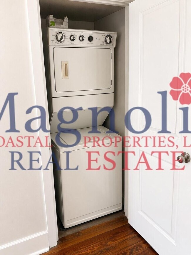 Building Photo - First floor 2 bedroom unit in the Heart of Downtown Savannah!