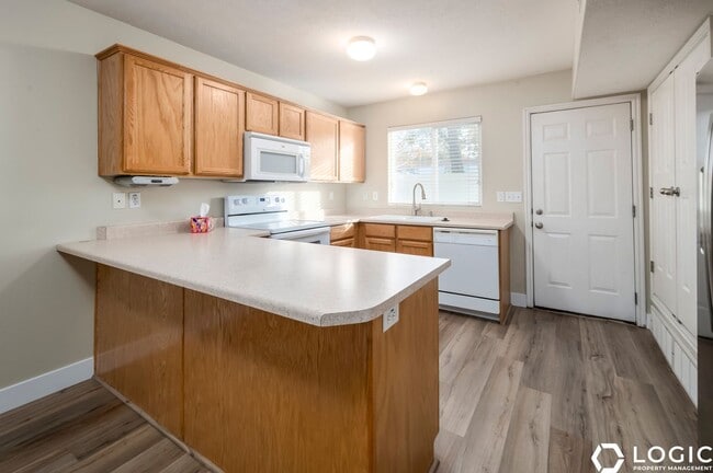 Building Photo - Spacious Row End Townhome in Amazing Locat...