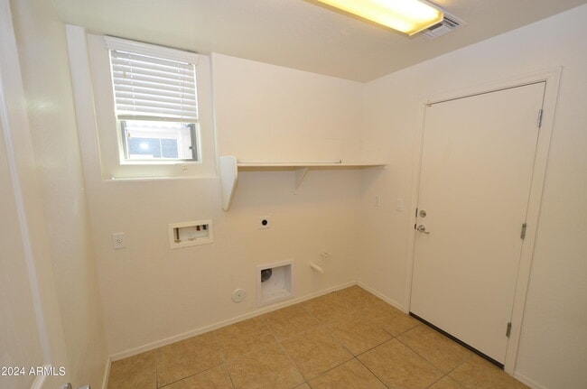 Building Photo - 1680 W Swan Pl