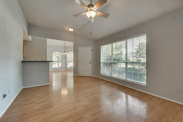 Building Photo - 2323 Brookview Dr