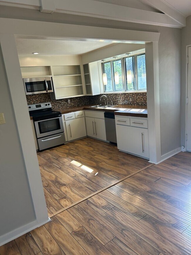 Building Photo - Contact Peggy 501 676 1758