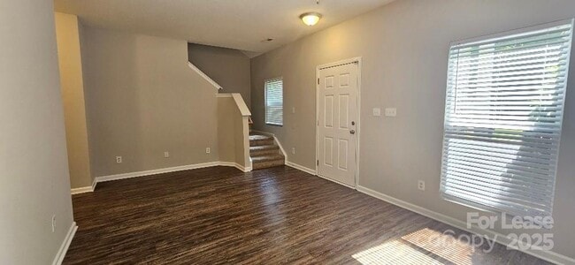 Building Photo - 2715 Meadow Knoll Dr