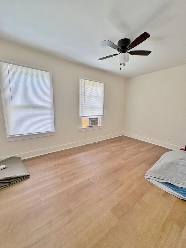 Building Photo - Two bedroom in the heart of town!