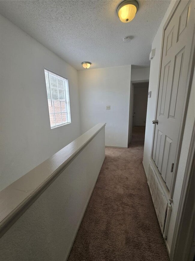 Building Photo - 807 Meadowcreek Dr