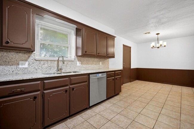 Building Photo - 742 W Juniper Dr