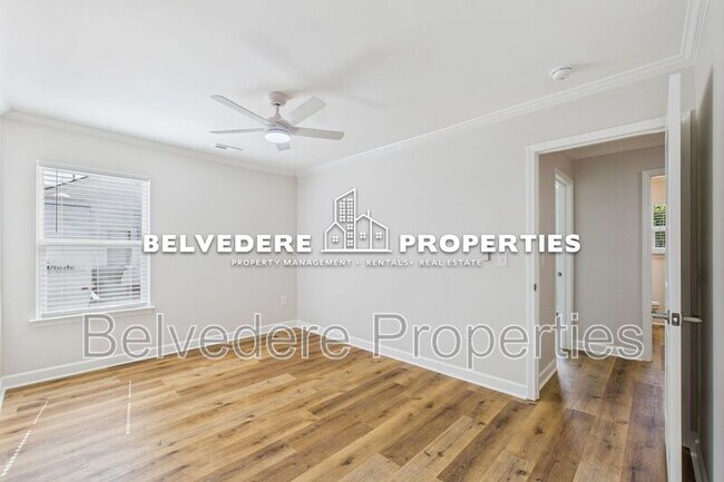 Building Photo - 2322 Fernwood Dr