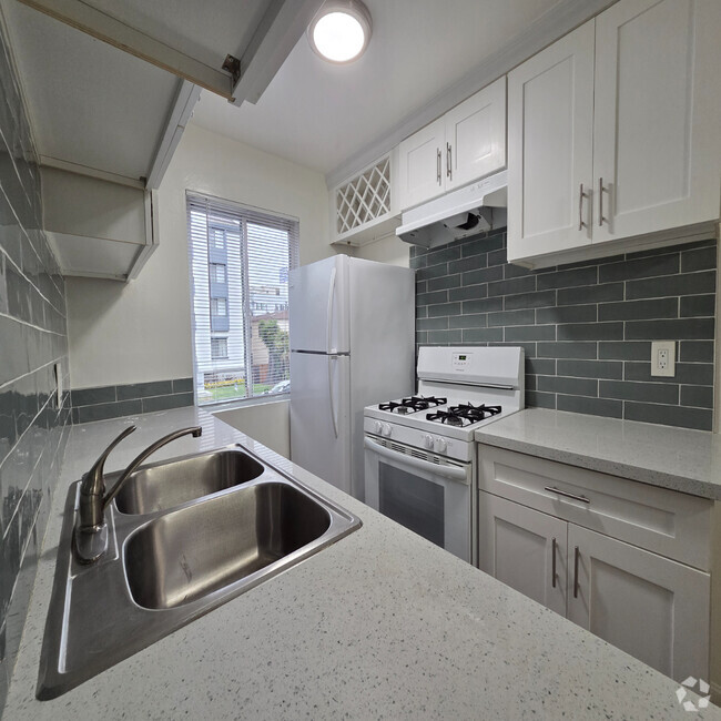 Building Photo - 3841 Mentone Ave