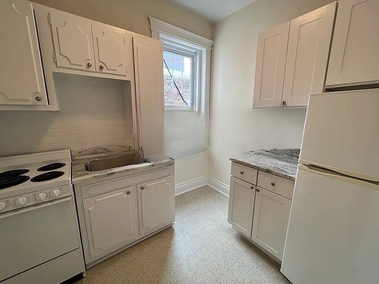Primary Photo - 65 Park Dr