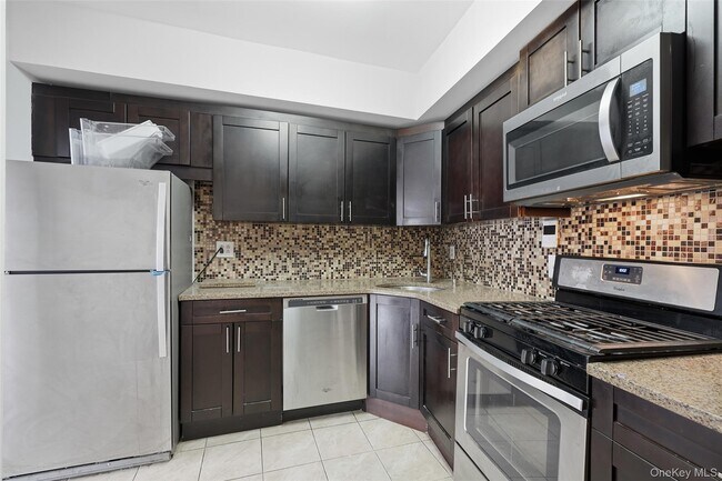 Building Photo - 220-20 Garth Rd