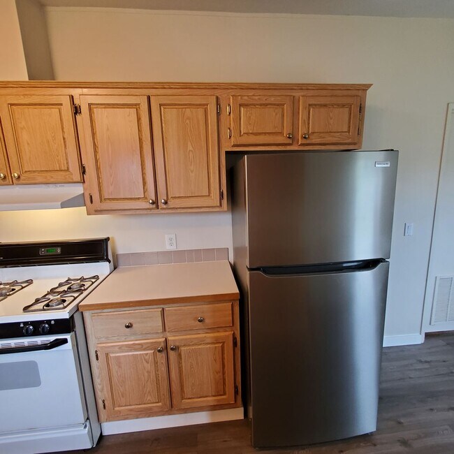 Building Photo - 5 bedroom : 3 bath Home with a Garage in Tangent