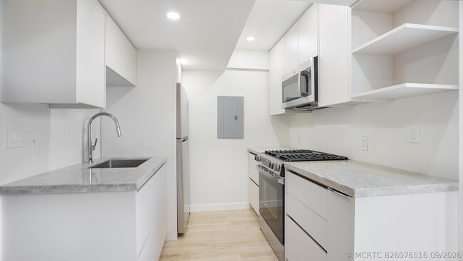 Building Photo - 701 S Royal Poinciana Blvd