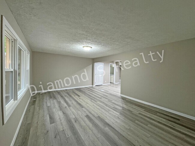 Building Photo - 6 Car Garage! Beautifully Remodeled 3 Bedr...
