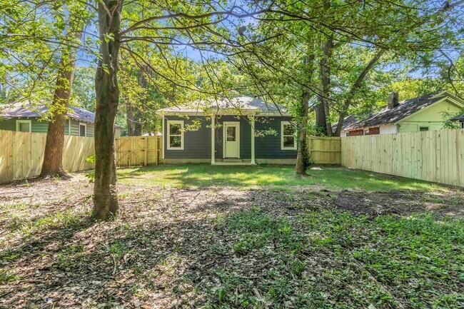 Building Photo - 557 Lundee St