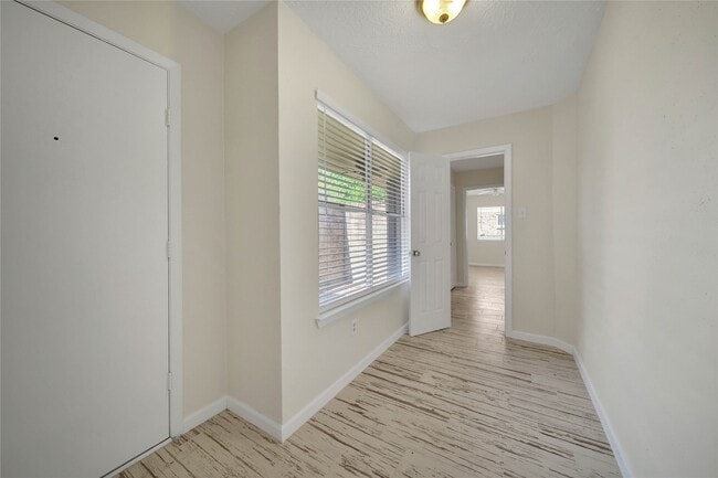 Building Photo - 10904 Birch Dr