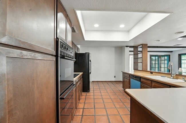 Building Photo - Inviting 3-bedroom, 2-bathroom home in the...
