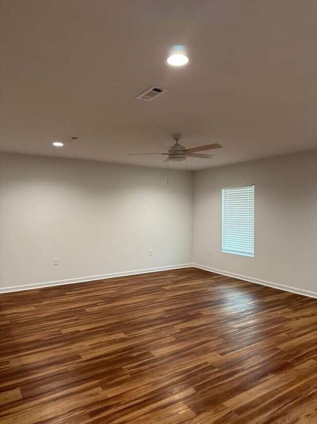 Building Photo - 215 Charleston Dr