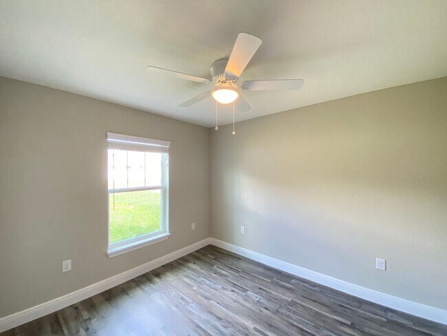 Building Photo - Custom Home - Desirable SE Ocala Neighborh...