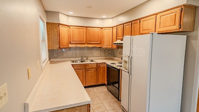 Building Photo - 2454 Poplar Ln