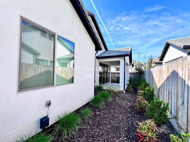 Building Photo - 1436 E Via Albero Dr